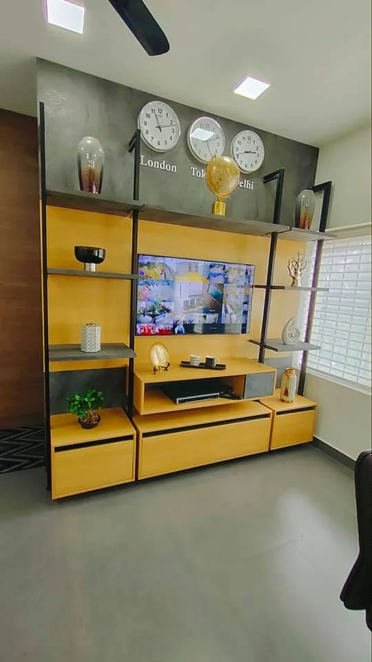 Frameless glass partitions for commercial space